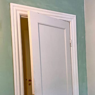 Byg selv walk-in closet: Så kom der farve på den nye væg Byg selv walk-in closet: Så kom der farve på den nye væg